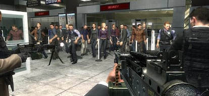 Momento en el que nuestro grupo comenzaba a disparar a civiles en el aeropuerto en el juego de 2009.