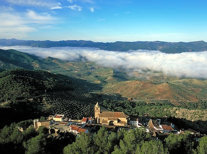 Segura de la Sierra, Jaén. La villa ofrece casi la misma fisonomía de tiempos pasados y conserva sus empinadas y silenciosas callejuelas. El Castillo Mudéjar es el eterno vigía situado en lo más alto del pueblo y rodeado por la antigua muralla que aún conserva algunos torreones. Fue declarada en 1972 Conjunto Histórico-Artístico.