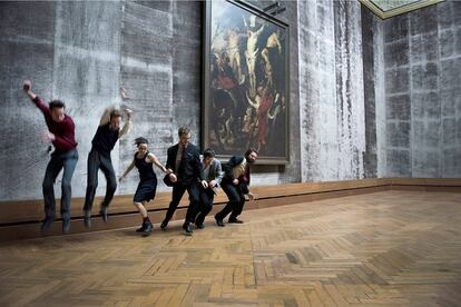 Performance en el Museo Real de Bellas Artes de Amberes (delante del cuadro de Rubens 'Cristo en la cruz entre los dos ladrones').