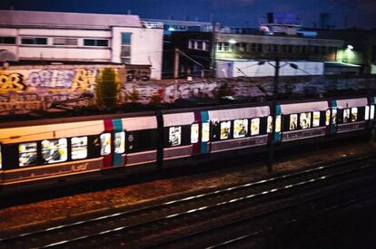 Vagón de tren, retratado a su paso por La Courneuve.