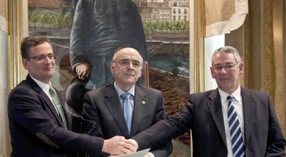 Desde la izquierda, Antonio Basagoiti, Andrés Urrutia y el presidente de la Fundación Popular de Estudios Vascos, Antón Damborenea, ayer tras la firma del convenio.