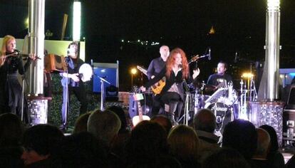 La cantante Teresa de Sio durante el concierto que ofreci&oacute; en el puente de &#039;La nave de los libros&#039; el domingo por la noche.