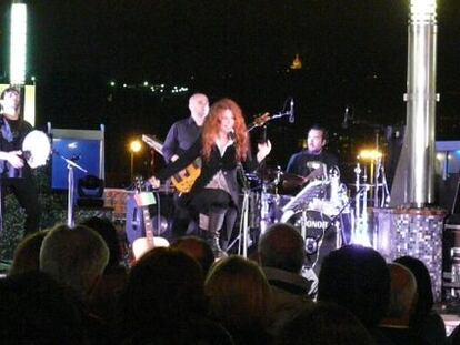 La cantante Teresa de Sio durante el concierto que ofreció en el puente de 'La nave de los libros' el domingo por la noche.