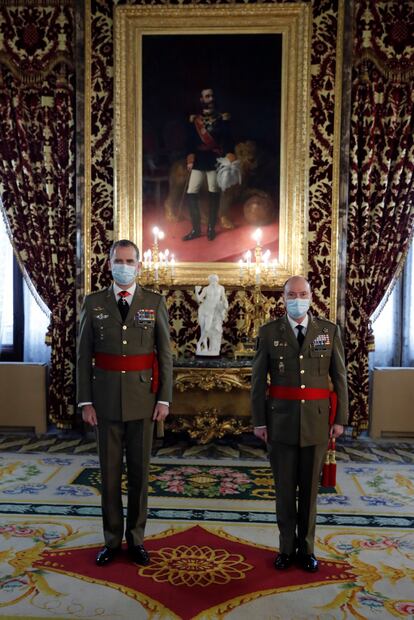 Felipe VI recibió este martes en audiencia al jefe de la Unidad Militar de Emergencias (UME), el teniente general Luis Martínez Meijide, para conocer tanto las actuaciones de esta fuerza en los últimos meses, como su tarea durante la pandemia y en el reciente temporal Filomena. Esta unidad ha participado en labores de montaje de hospitales de campaña y desinfección de residencias de mayores y otros espacios. Vestido con el uniforme de gala del Ejército de Tierra, el rey también recibió a coroneles y capitanes de navío de las Fuerzas Armadas.