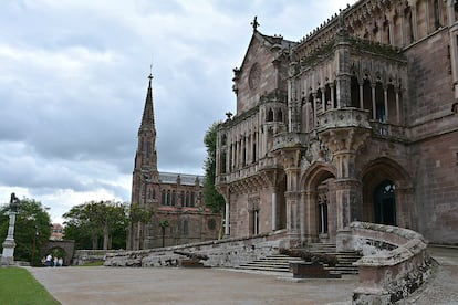 Entrada principal del Palacio de Sobrellano, uno de los atractivos arquitectónicos de Comillas (Cantabria).