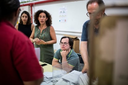 Bruno mira a los apoderados que le explican cómo tienen que hacer el recuento, en el colegio Lepanto, en Madrid, el 23 de julio. 
