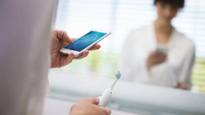 El Philips Sonicare DiamondClean Smart se conecta a una 'app' que orienta la manera de cepillarse.