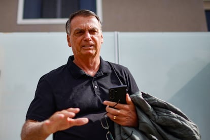 El expresidente Jair Bolsonaro, este jueves ante su casa antes de ser interrogado en Brasilia por la policía por la intentona golpista.