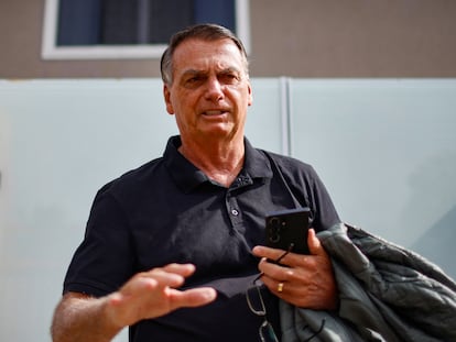 El expresidente Jair Bolsonaro, este jueves ante su casa antes de ser interrogado en Brasilia por la policía por la intentona golpista.