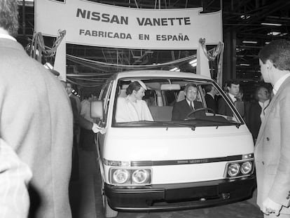 Los príncipes herederos de Japón, Akhito y Michiko, subieron a un vehículo tipo Nisan Vanette, en la fábrica de Motor Ibérica en Barcelona.