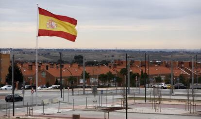 Una gran bandera de Espa&ntilde;a ondea entre urbanizaciones de Boadilla del Monte.