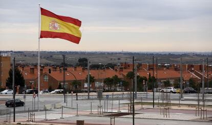 Una gran bandera de España ondea entre urbanizaciones de Boadilla del Monte.