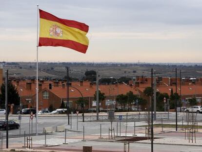 Una gran bandera de Espa&ntilde;a ondea entre urbanizaciones de Boadilla del Monte.
