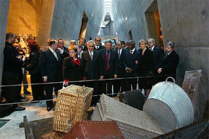 Varios presidentes y primeros ministros, durante su visita al Museo Histórico del Holocausto Yad Vashem en Jerusalén.