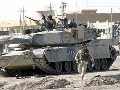 Un tanque estadounidense monta guardia ante un mercado en un suburbio de Bagdad.