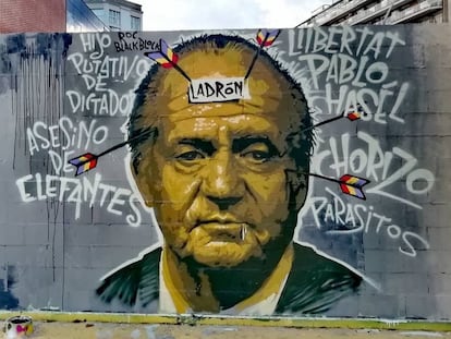 Mural en favor de Pablo Hasel y crítico con el rey emérito en la plaza de las Tres Ximeneias de Barcelona que ha sido borrado por orden de la policía municipal.