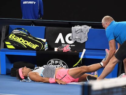 Nadal es atendido durante el partido contra Cilic.