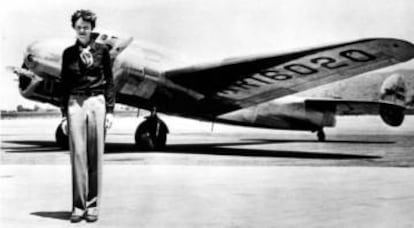 Amelia Earhart con el bimotor con que se estrelló.