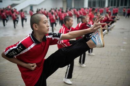 En los últimos años se ha intentado mejorar la calidad con grandes inyecciones financieras en los clubes de la liga china, donde los fichajes ya alcanzan precios comparables a los de las grandes competiciones de países europeos. En la imagen, varios estudiantes practican wushu, en la escuela de artes marciales Tagou, en Dengfeng (China).