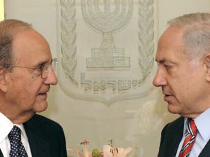 El mediador de EE UU para Oriente Próximo, George Mitchell (izquierda) y el primer ministro israelí, Benjamín Netanyahu, ayer en Jerusalén.