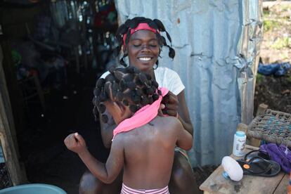 Una ni&ntilde;a con su madre en Hait&iacute;. 