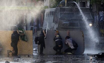 Manifestantes antigubernamentales chocan con la policía, durante las protestas contra el aumento del coste de vida, el 20 de octubre de 2019, en Santiago, Chile.