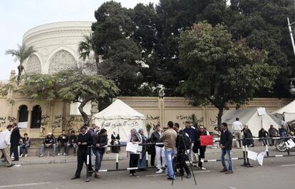  Manifestantes egipcios acampan alrededor del palacio presidencial en El Cairo. Decenas de manifestantes permanecen hoy acampados en los alrededores del Palacio Presidencial despu&eacute;s de una manifestaci&oacute;n masiva ayer en protesta por las &uacute;ltimas decisiones del mandatario egipcio, Mohamed Mursi, y el borrador de la nueva Constituci&oacute;n.