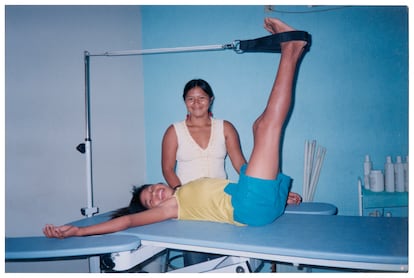 Luciana y Marli Suruí durante una sesión de fisioterapia en una clínica en la ciudad de Cacoal, en 2006.