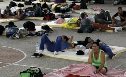 Los migrantes cubanos descansan en un refugio temporal en una escuela en la ciudad de La Cruz, cerca de la frontera entre Costa Rica y Nicaragua.