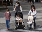 Una madre con sus tres hijos.