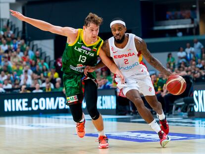 Lorenzo Brown lleva el balón ante la presión de Jokubaitis durante el amistoso entre Lituania y España este jueves en Vilnius.