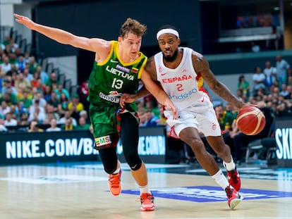 Lorenzo Brown lleva el balón ante la presión de Jokubaitis durante el amistoso entre Lituania y España este jueves en Vilnius.