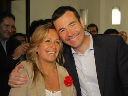 Tomás Gómez, abraza a Trinidad Jimenéz tras conocerse el desenlace de las primarias, que le dió a este la candidatura a la Comunidad de Madrid.