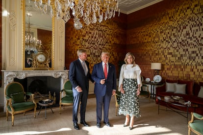 El presidente Donald Trump posa con el rey Guillermo Alejandro y la reina Máxima de los Países Bajos en el Palacio Huis den Bosch antes de asistir a la cumbre de la OTAN en La Haya.