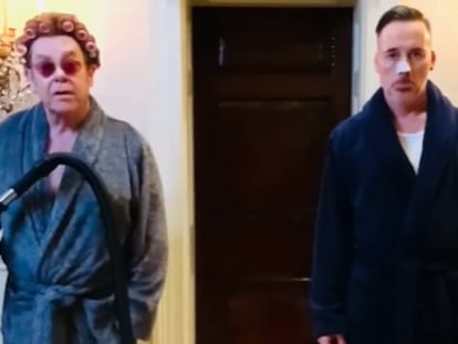 Elton John y David Furnish, en una imagen del vídeo donde anuncian su fiesta virtual de los Oscar.