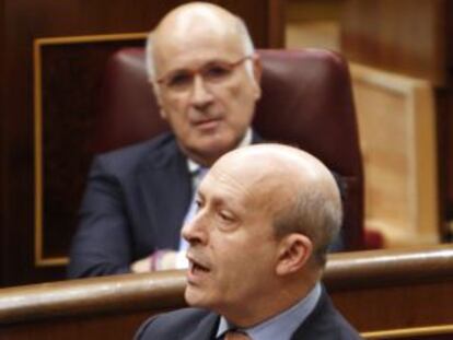 El ministro de Educación, José Ignacio Wert, durante su intervención en el Congreso. Detrás, el portavoz de CiU, Josep Antoni Duran Lleida.