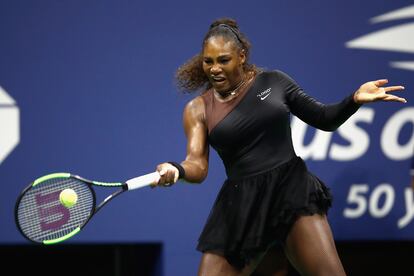 Serena Williams ha soprendido combinando el vestido de Virgil Abloh con unas medias de red.