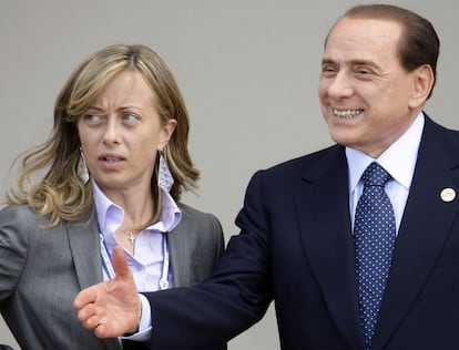 Berlusconi, en 2009 con la aspirante Meloni, ahora embarazada.