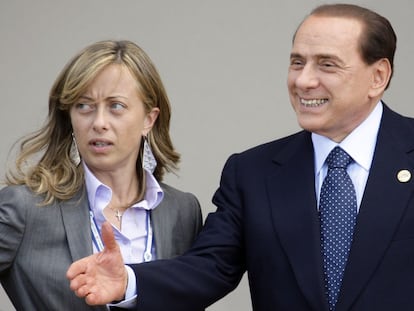 Berlusconi, em 2009, com a aspirante Meloni, agora grávida.