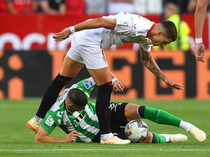 Guido Rodríguez y Lamela pugnan por el balón durante el derbi sevillano.