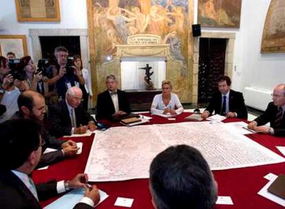 A la izquierda, en primer término, Rafael Miranda, de Endesa, y Luis Atienza, de Red Eléctrica, en la reunión de ayer en la Generalitat.