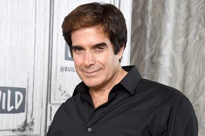 ¿Quién es? David Copperfield. ¿A cuánto asciende su patrimonio? 840 millones de euros. ¿Cómo amasó su fortuna? “Para ponerlo en perspectiva: este mago ha vendido más entradas que Madonna, Elvis Presley e incluso Michael Jackson”, sostiene la web Celebrity Net Worth. El considerado pionero del ilusionismo moderno ha triunfado profesionalmente durante varias décadas, pero gran parte de su hacienda se debe a su incalculable colección de artículos de magia, entre los que se encuentra la camisa de fuerza y esposas de Harry Houdini.