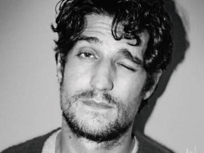 Louis Garrel, un guiño a la comedia francesa en nuestra portada de febrero
