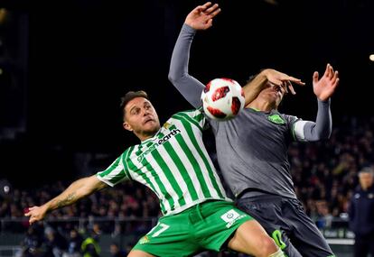 Joaquín pelea el balón con Oyarzabal.
