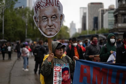 "AMLO, dónde quedó tu promesa", son algunos de los mensajes con los que los manifestantes exigen justicia al Gobierno en turno en su camino hacia el Zócalo capitalino.