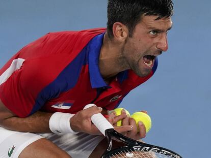 Djokovic reacciona durante la semifinal contra Zverev en el Ariake Tennis Park.Patrick Semansky (AP)