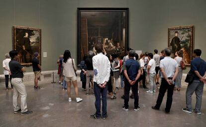 Un grupo de visitantes, frente a 'Las meninas' de Velázquez.