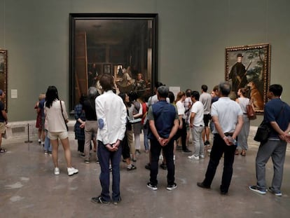 Un grupo de visitantes, frente a 'Las meninas' de Velázquez.