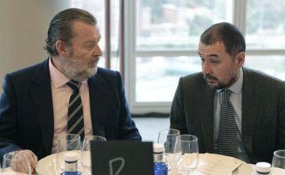 José Luis Sabas, a la izquierda, y Andrés Rodríguez en la presentación de Forbes.