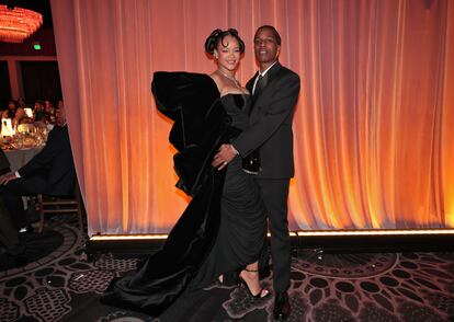 Rihanna y el rapero Rakim Athelaston Mayers, conocido como A$AP Rocky, durante la premiación de los Globos de Oro.